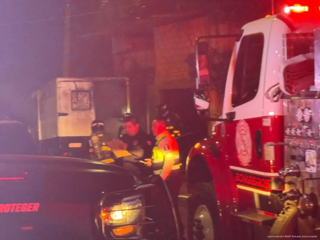 Incendio consume camión de comida en la colonia Colosio