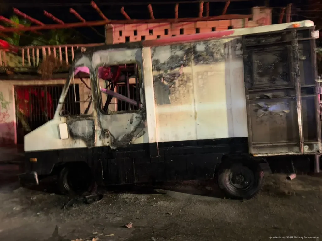 Incendio consume camión de comida en la colonia Colosio