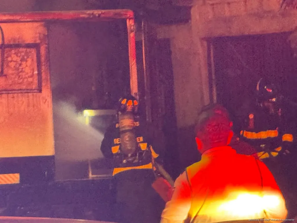 Incendio consume camión de comida en la colonia Colosio