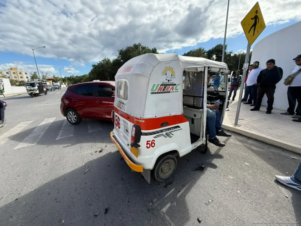 Provoca choque múltiple al no respetar alto y deja motociclista lesionado en Xcacel