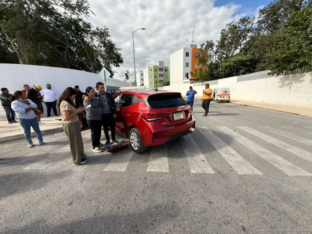 Provoca choque múltiple al no respetar alto y deja motociclista lesionado en Xcacel