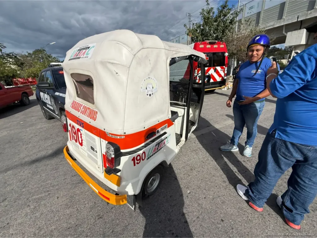 Patrulla provoca choque con mototaxi y proyecta a dos pasajeros en Playa del Carmen