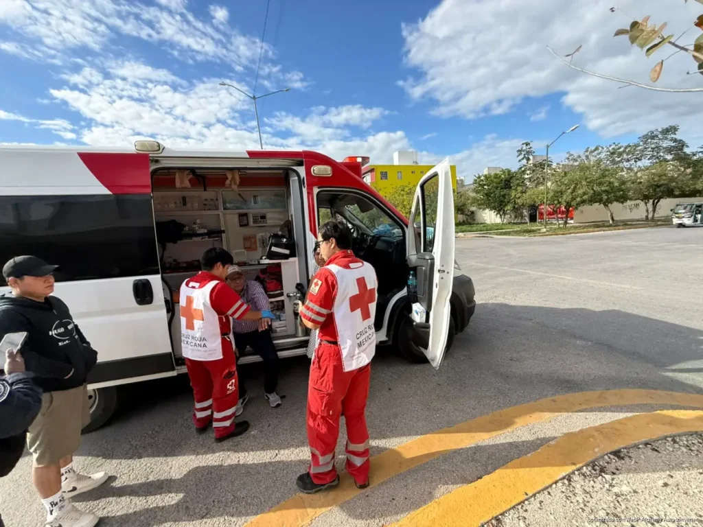Patrulla provoca choque con mototaxi y proyecta a dos pasajeros en Playa del Carmen
