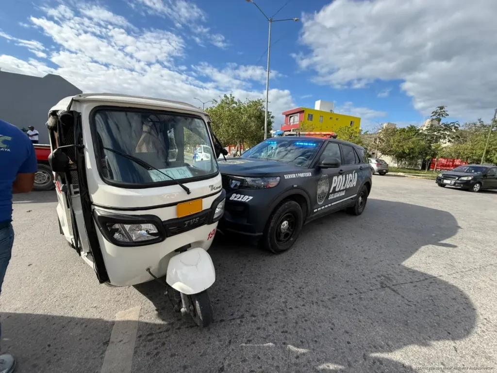 Patrulla provoca choque con mototaxi y proyecta a dos pasajeros en Playa del Carmen