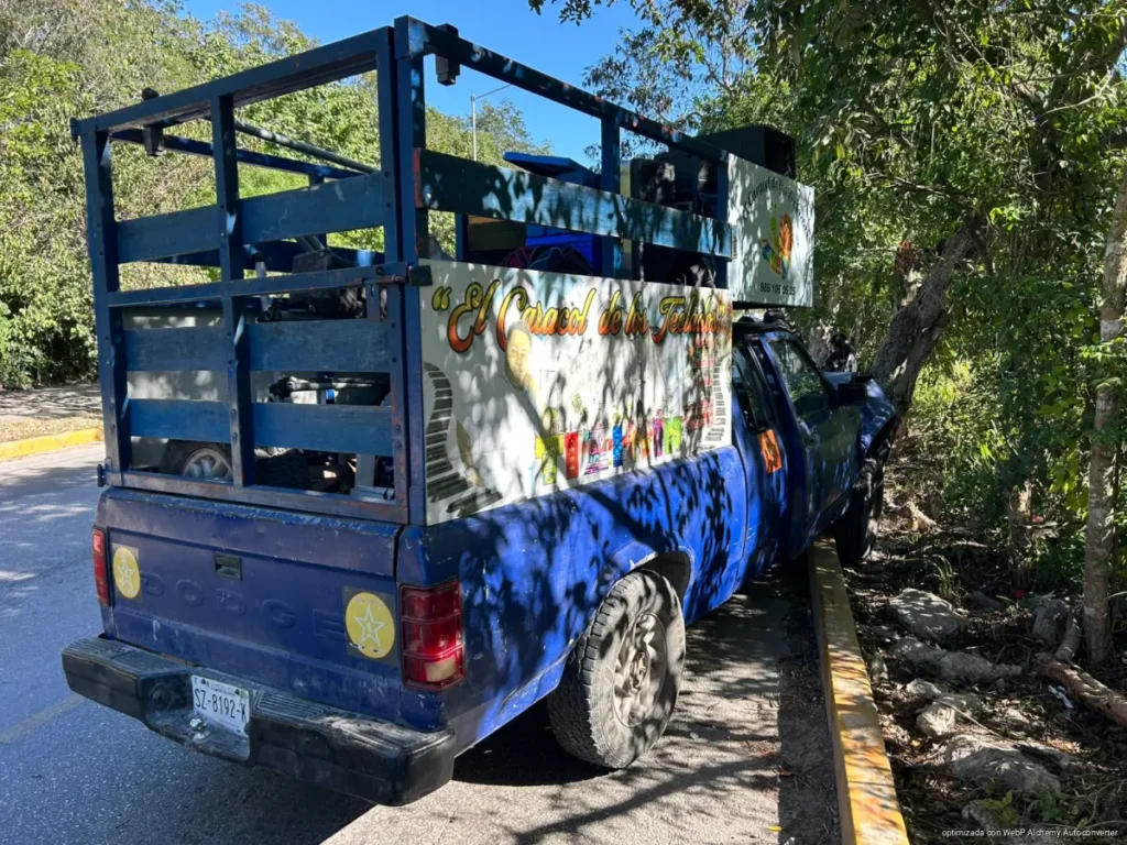 Falla mecánica provoca que camioneta se estrelle contra un árbol en Real Bilbao