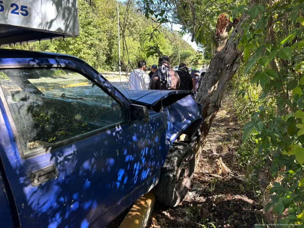 Falla mecánica provoca que camioneta se estrelle contra un árbol en Real Bilbao