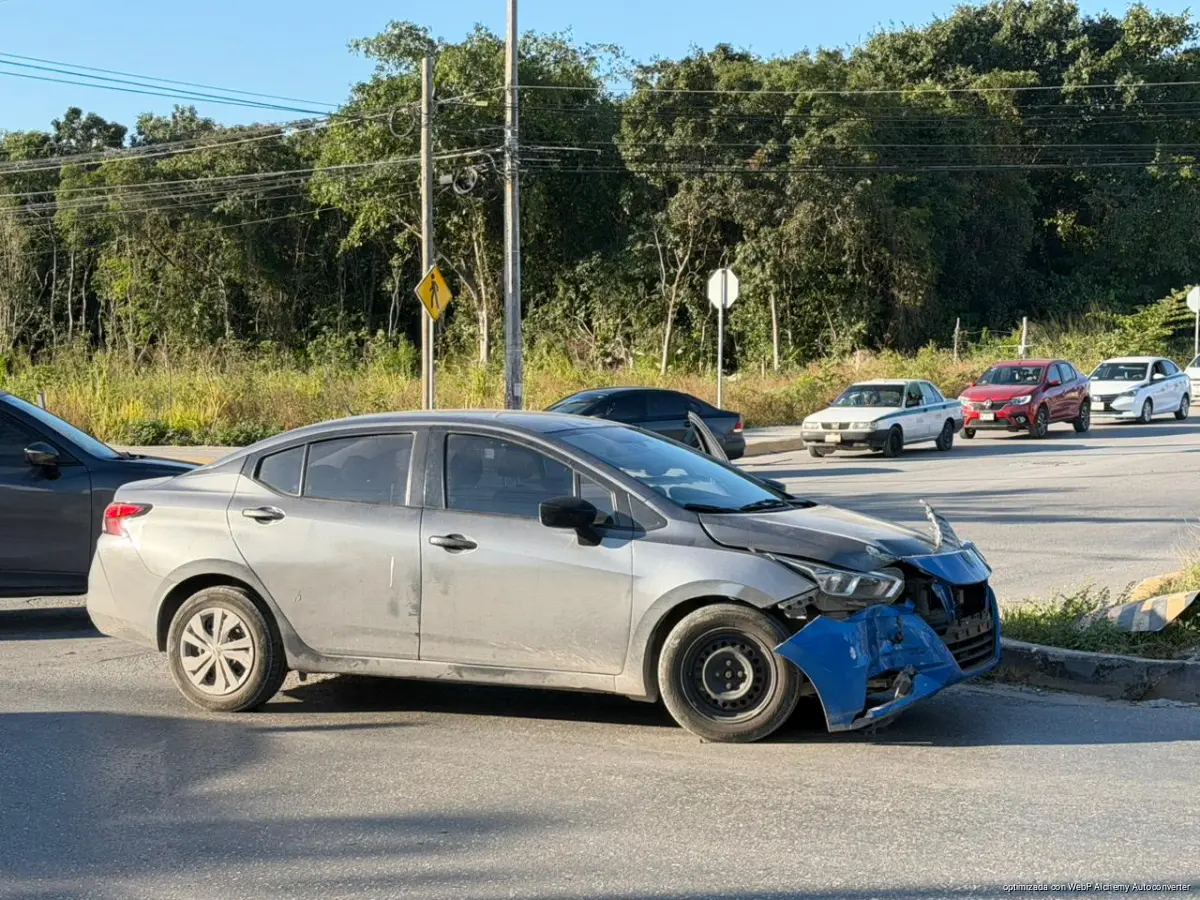 Intenta ganar el paso, y termina volcada sobre la ChacMool en Cancún