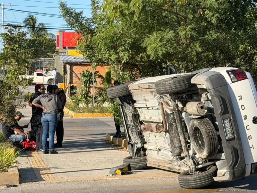 Intenta ganar el paso, y termina volcada sobre la ChacMool en Cancún