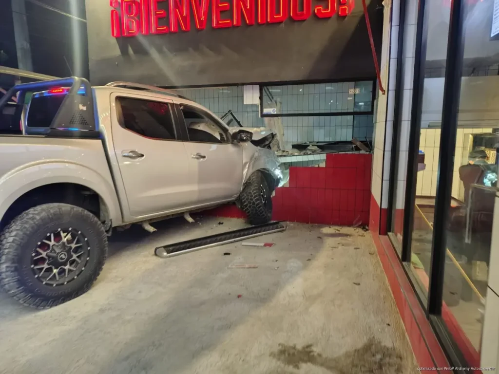 Borracho choca contra una taquería en Cancún