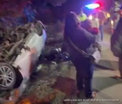 Vuelca vehículo en avenida Químico Pastrana; dos personas resultan lesionadas