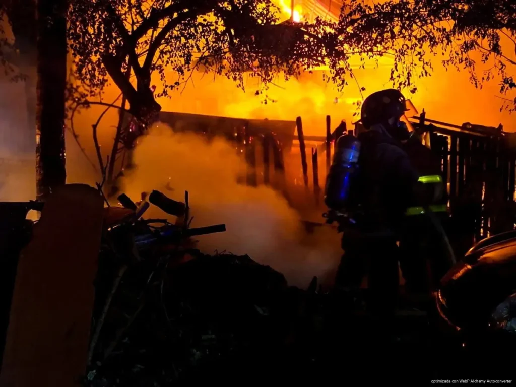 Arde vivienda de palapa en la supermanzana 102; bomberos logran evitar una tragedia