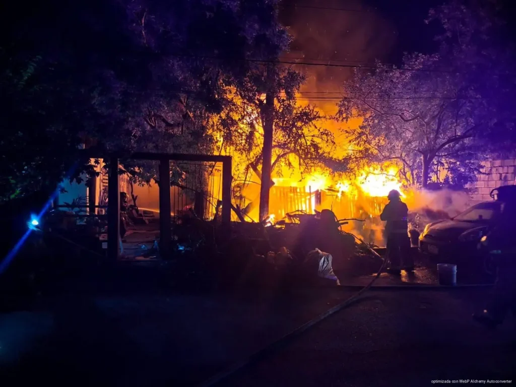 Arde vivienda de palapa en la supermanzana 102; bomberos logran evitar una tragedia