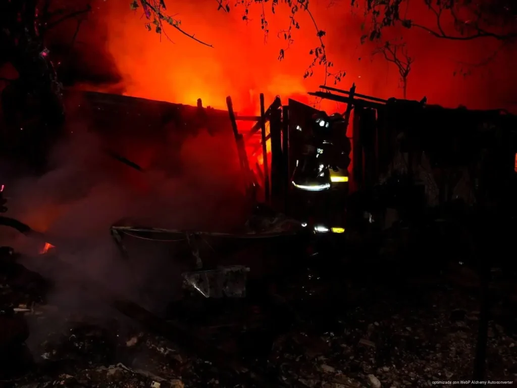 Arde vivienda de palapa en la supermanzana 102; bomberos logran evitar una tragedia