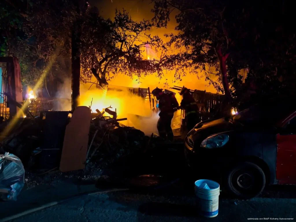 Arde vivienda de palapa en la supermanzana 102; bomberos logran evitar una tragedia