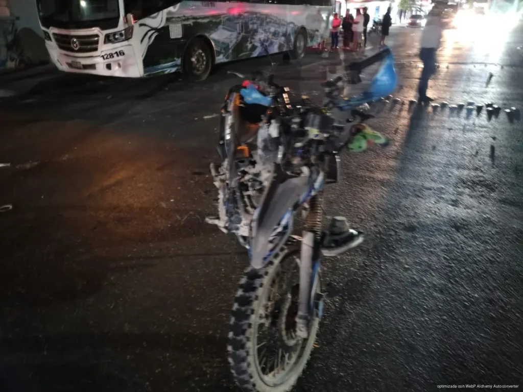 Motociclista grave tras ser embestido por vehículo que huyó en Cancún

