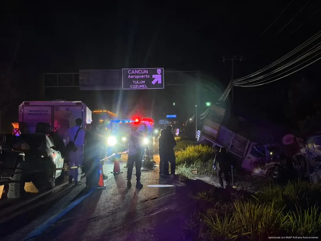Mueren dos hombres tras choque frontal en la carretera 180, en Cancún