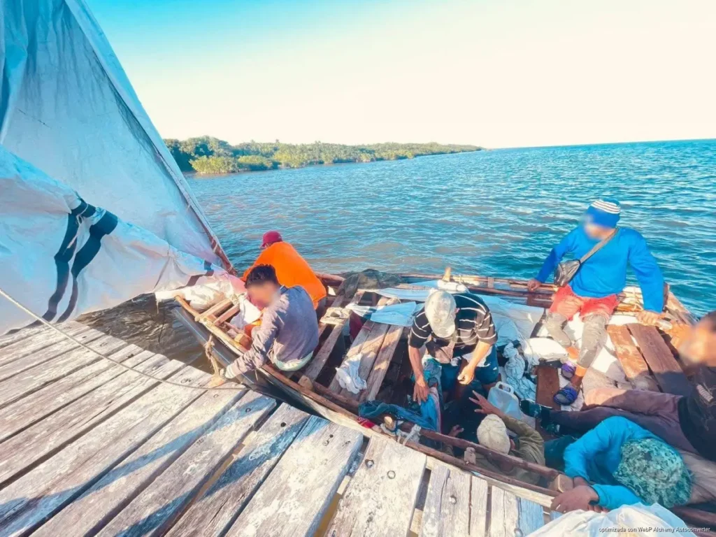 Rescatan a siete náufragos cubanos frente a Banco Chinchorro, Quintana Roo