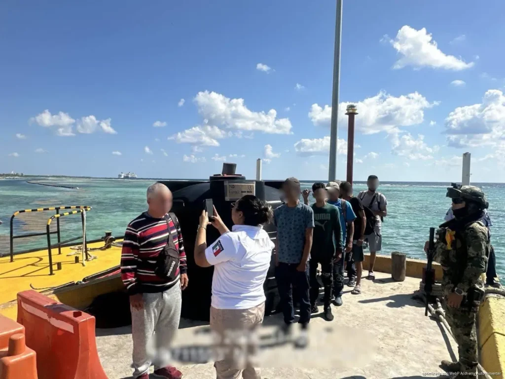 Rescatan a siete náufragos cubanos frente a Banco Chinchorro, Quintana Roo
