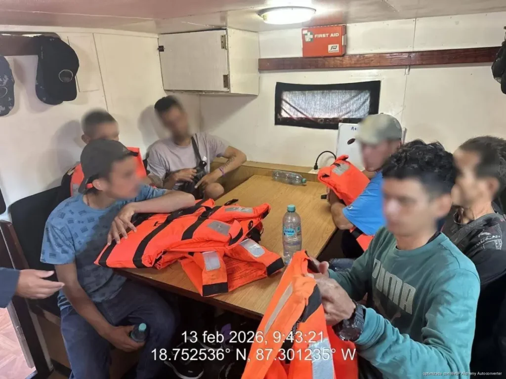 Rescatan a siete náufragos cubanos frente a Banco Chinchorro, Quintana Roo