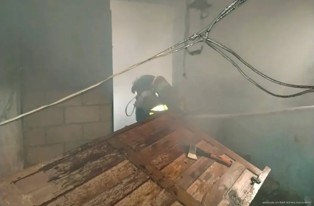Incendio consume vivienda abandonada en la Región 231 de Cancún; no hubo lesionados