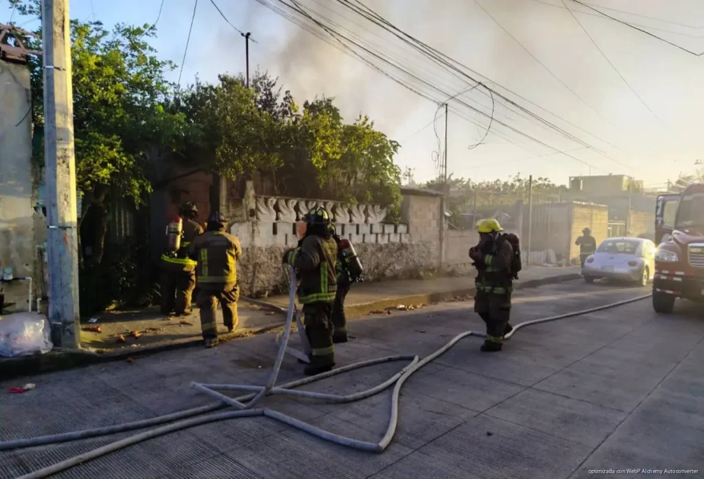 Incendio consume vivienda abandonada en la Región 231 de Cancún; no hubo lesionados