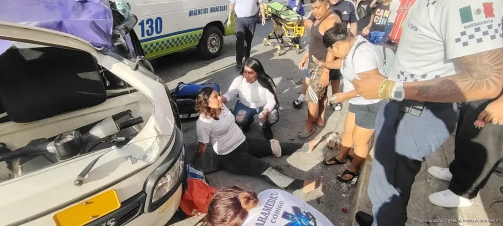 Choca auto en sentido contrario contra mototaxi y deja tres lesionados en Paseos del Mar