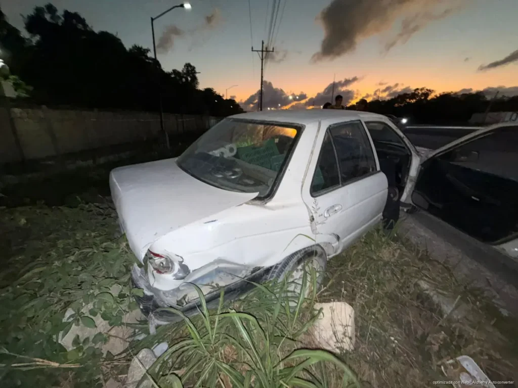 Chocan vehículos frente al Hard Rock Hotel en la carretera 307