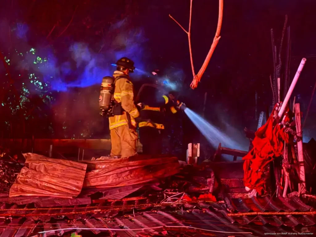 Rescatan a mujer tras incendio en vivienda de la colonia Bellavista