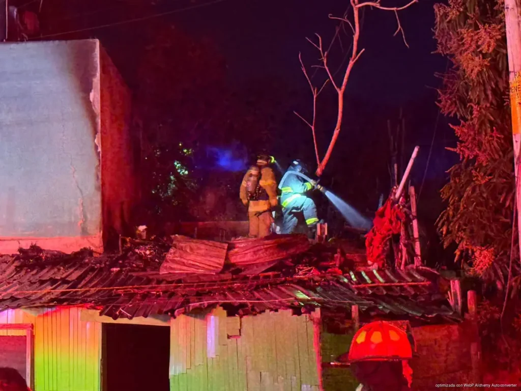 Rescatan a mujer tras incendio en vivienda de la colonia Bellavista