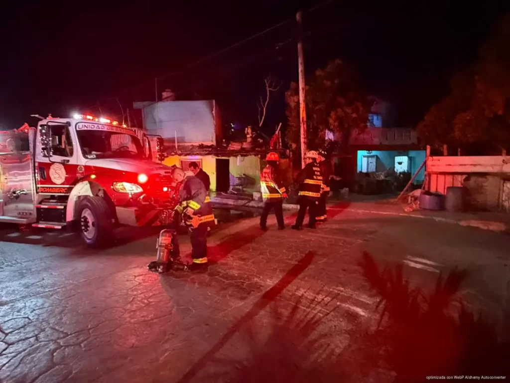 Rescatan a mujer tras incendio en vivienda de la colonia Bellavista