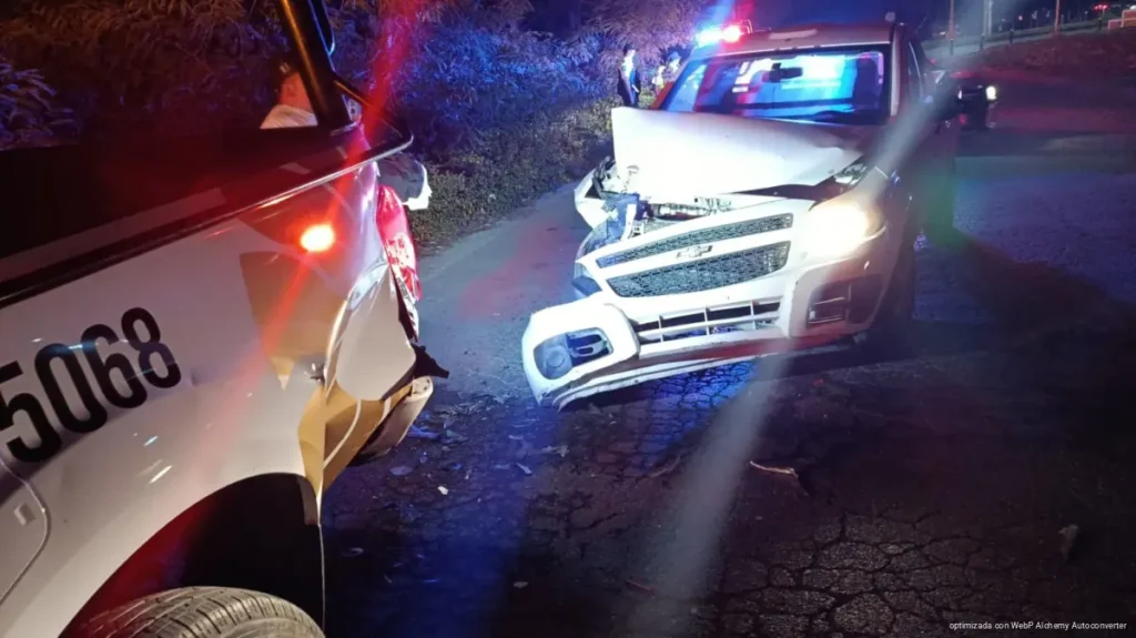 Impacta conductor ebrio patrulla y agrede a agente en avenida Chacmool