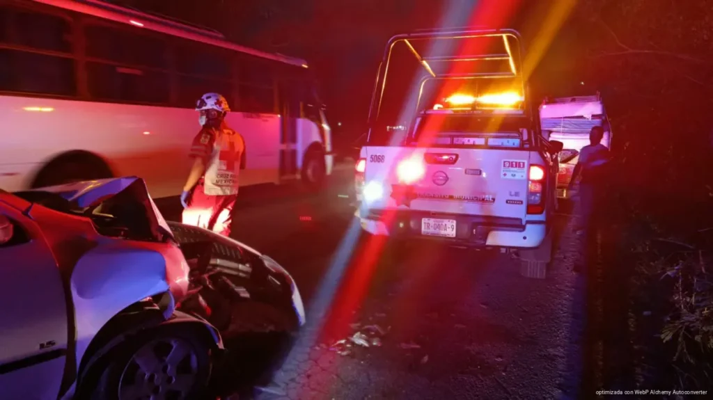 Impacta conductor ebrio patrulla y agrede a agente en avenida Chacmool