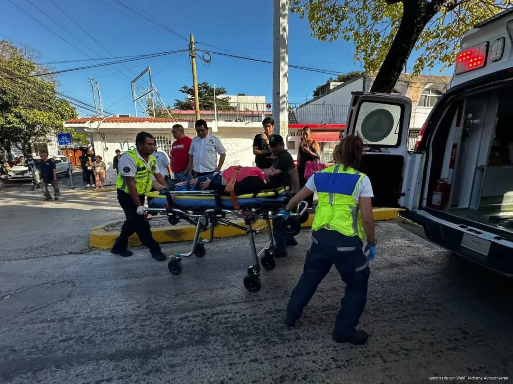 Atropella taxi a mujer en avenida 30 y la envían al hospital