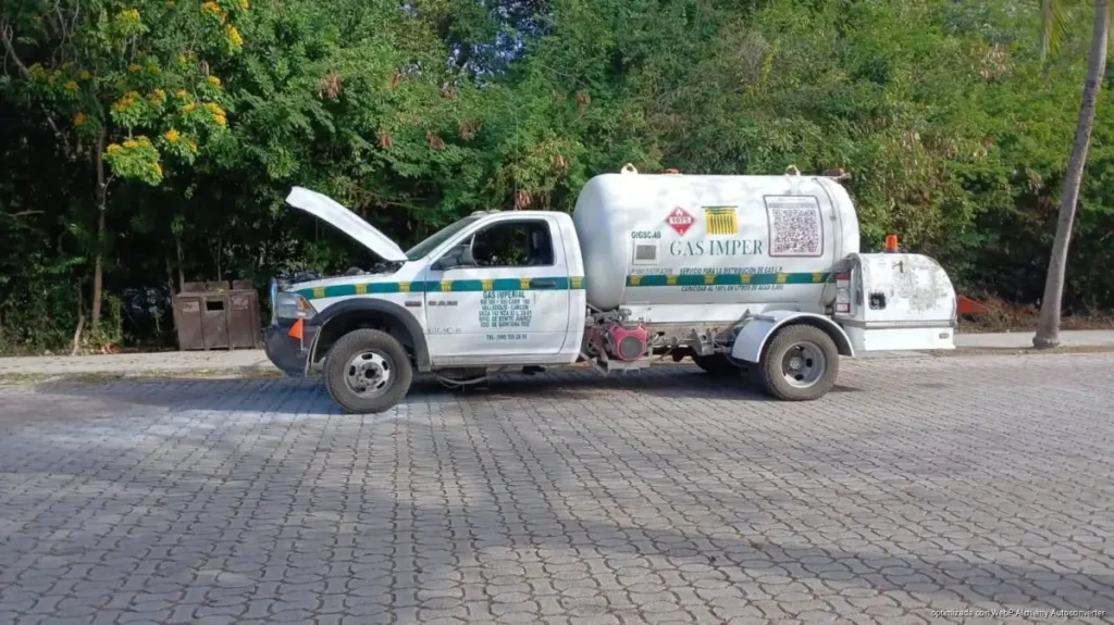 Controlan falla eléctrica en pipa de gas en Playacar Fase 2