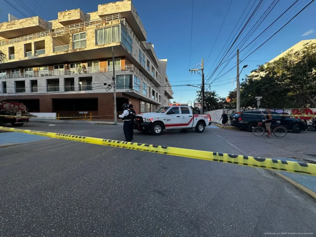 Sofocan incendio en departamento del Centro de Playa del Carmen; no hay lesionados