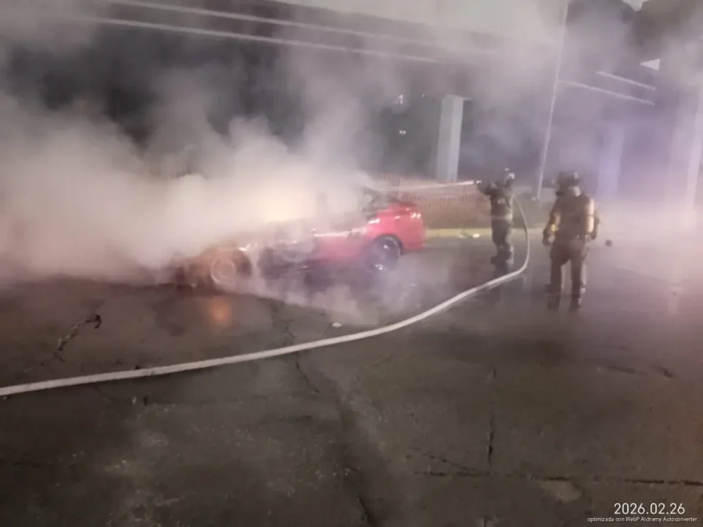 Arde vehículo en cruce de Kabah y Colosio; no hubo lesionados