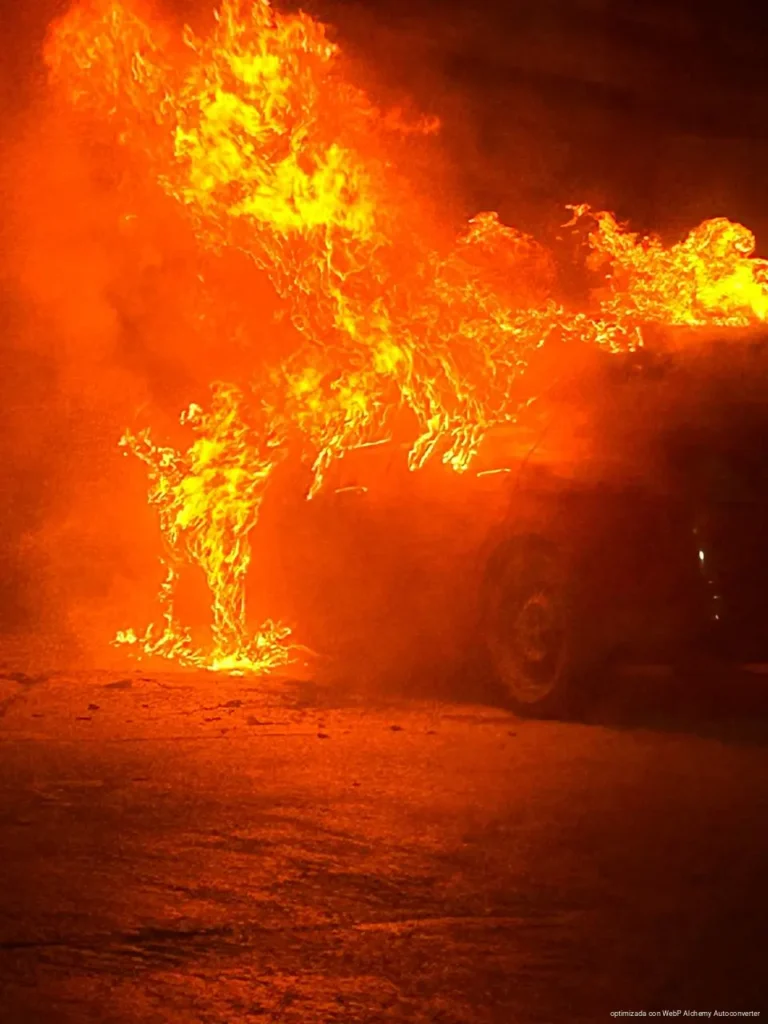 Arde vehículo en cruce de Kabah y Colosio; no hubo lesionados