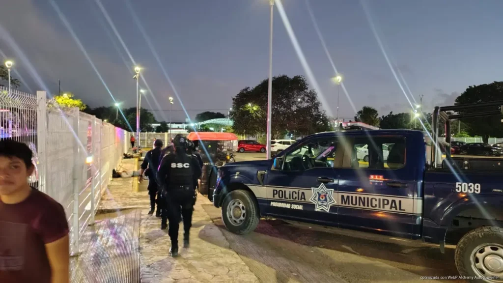 Despliegan operativo en hospital de Cancún tras asalto a empresario