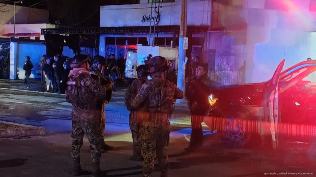 Incendian tres vehículos y activan Código Rojo en Cancún; hay un detenido