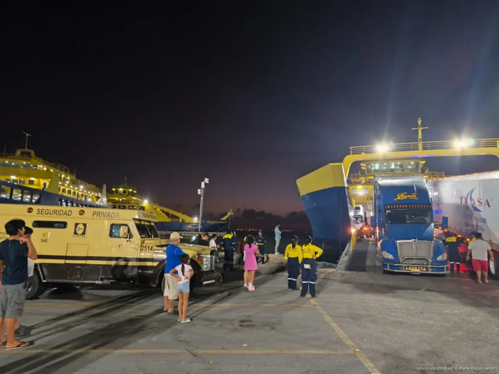 Tráiler queda atorado al bajar de ferry en Isla Mujeres. Un tractocamión quedó trabado al descender de un ferry en Isla Mujeres, lo que retrasó las maniobras portuarias durante una hora antes de continuar rumbo a Cancún.