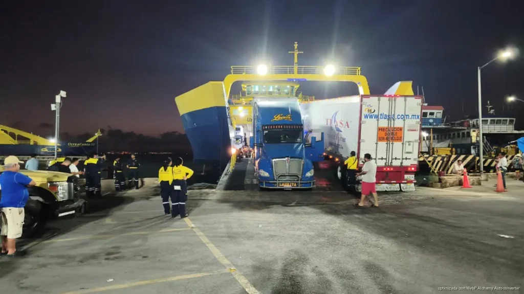 Queda atorado tráiler al descender de ferry en Isla Mujeres; reanudan maniobras tras una hora