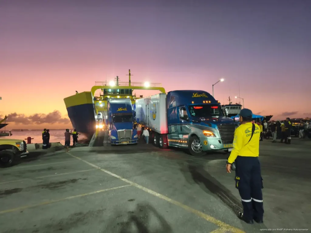 Tráiler queda atorado al bajar de ferry en Isla Mujeres. Un tractocamión quedó trabado al descender de un ferry en Isla Mujeres, lo que retrasó las maniobras portuarias durante una hora antes de continuar rumbo a Cancún.
