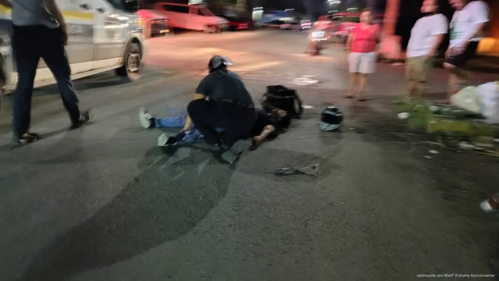 Choque entre motocicletas en la región 95 de Cancún deja dos lesionados