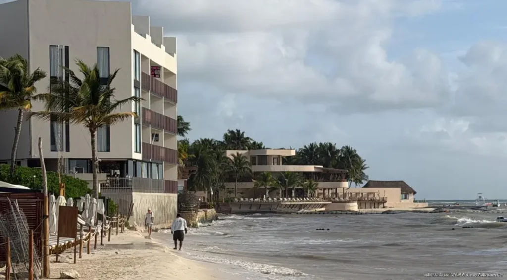 Erosión en Playa del Carmen obliga a retirar cárcamos de drenaje expuestos en la costa