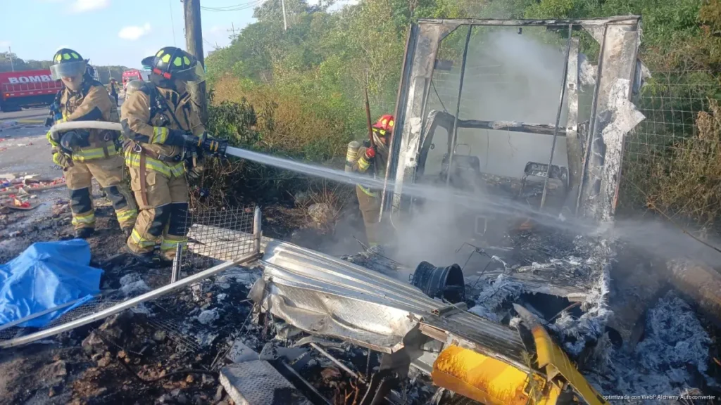 Choque e incendio en la Tulum–Playa del Carmen deja una mujer muerta y 14 heridos