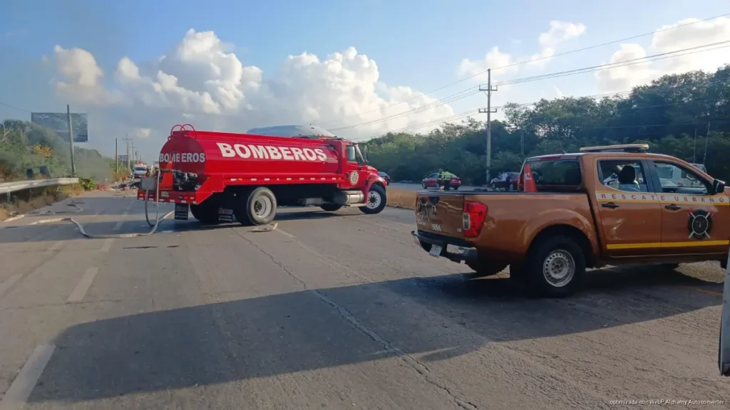 Choque e incendio en la Tulum–Playa del Carmen deja una mujer muerta y 14 heridos