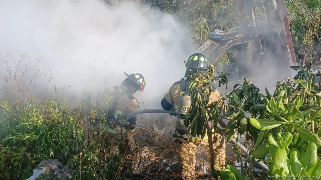 Choque e incendio en la Tulum–Playa del Carmen deja una mujer muerta y 14 heridos