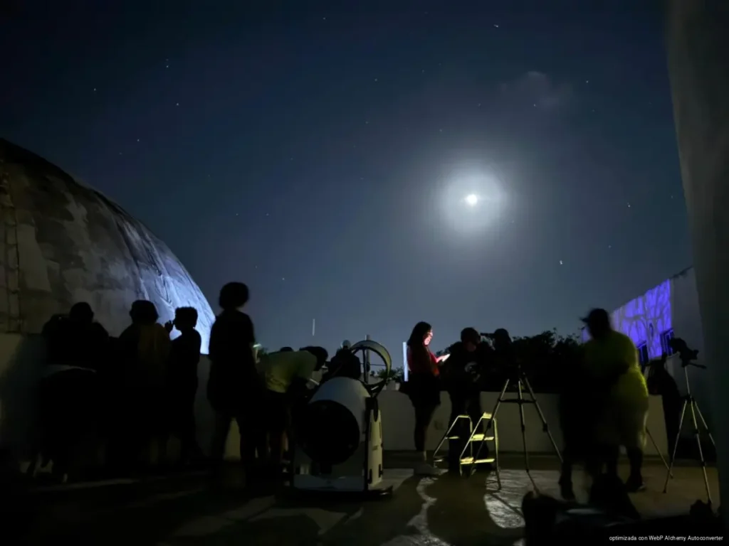 Observan eclipse de “luna roja” en el Planetario Cha’an Ka’an de Cozumel