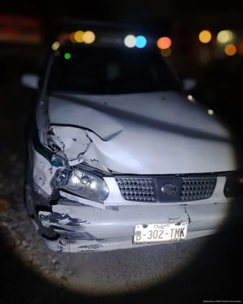 Arrolla taxi a motociclista y lo deja gravemente lesionado en Cancún