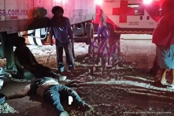 Chocan motociclistas contra tráiler y resultan lesionados en Cancún